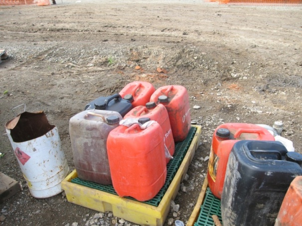 Bidons stockés sur des bacs de rétention
