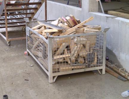 Chutes de bois collectées dans un contenant dédié