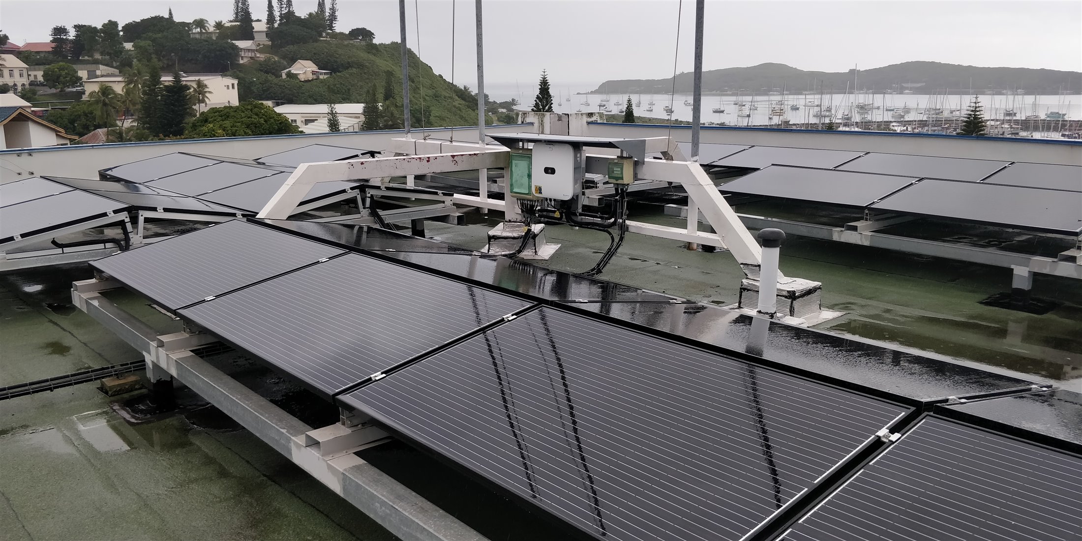 Installation photovoltaïque sur une toiture de Nouméa