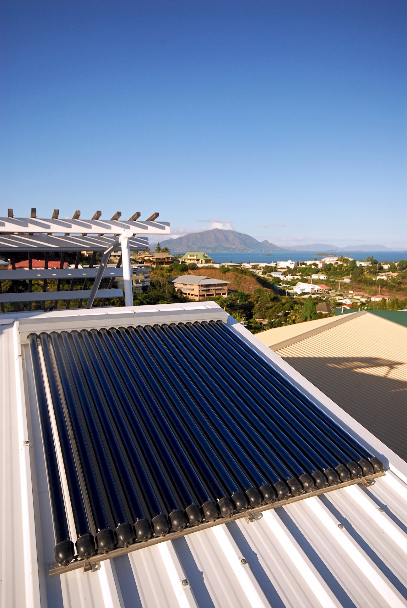 Capteurs solaires thermiques en toiture avec vue sur Nouméa