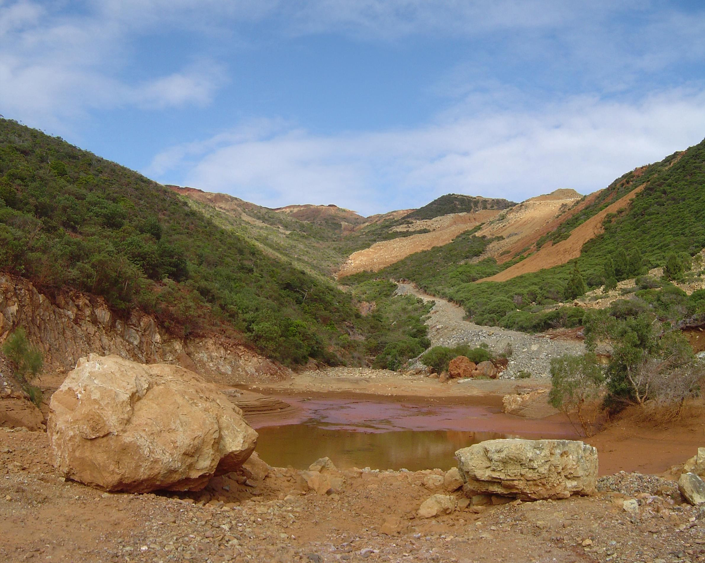 Bassin de décantation dans un environnement minier