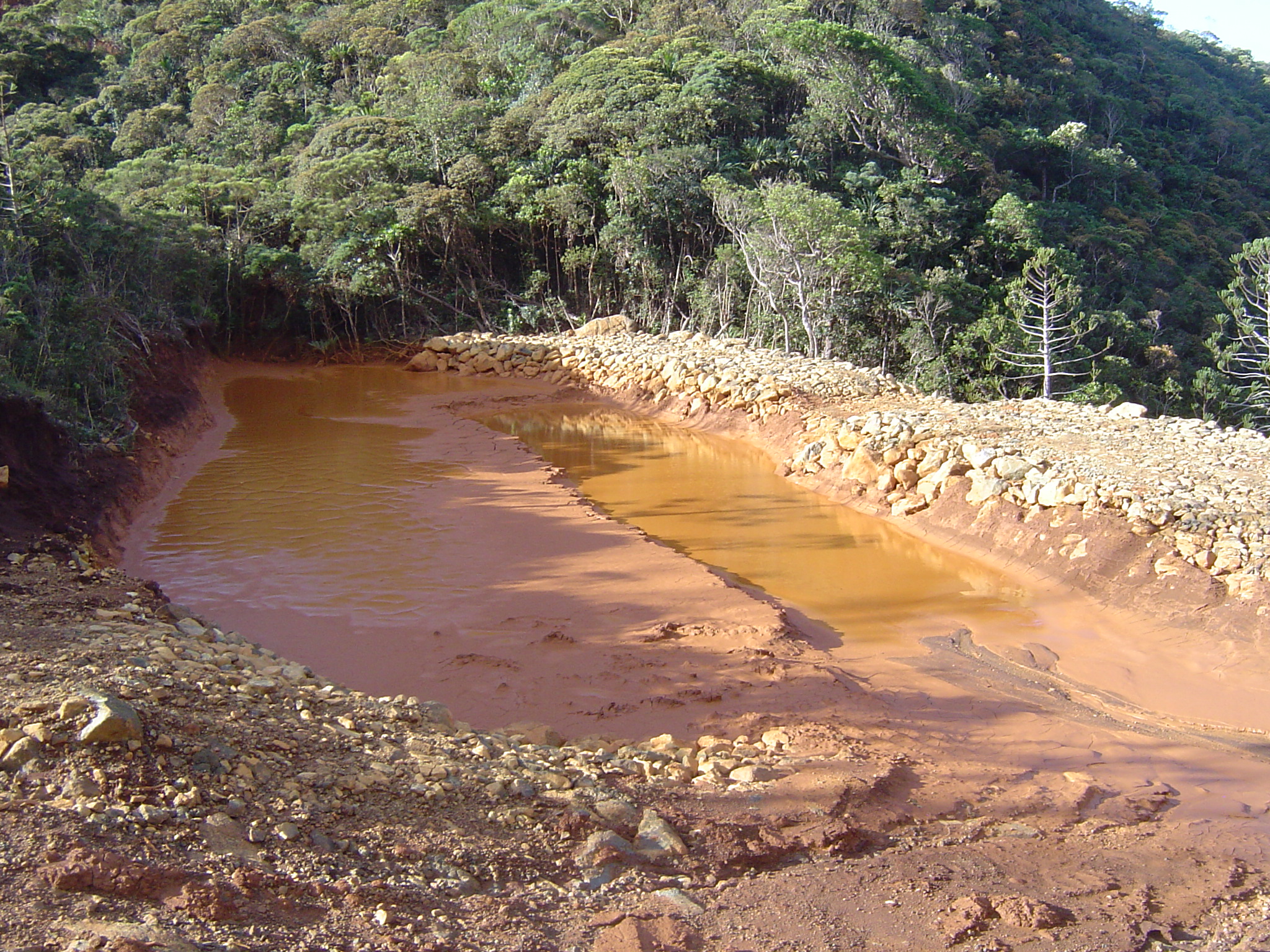 Ouvrage de collecte d'eaux chargées au bord d'une piste