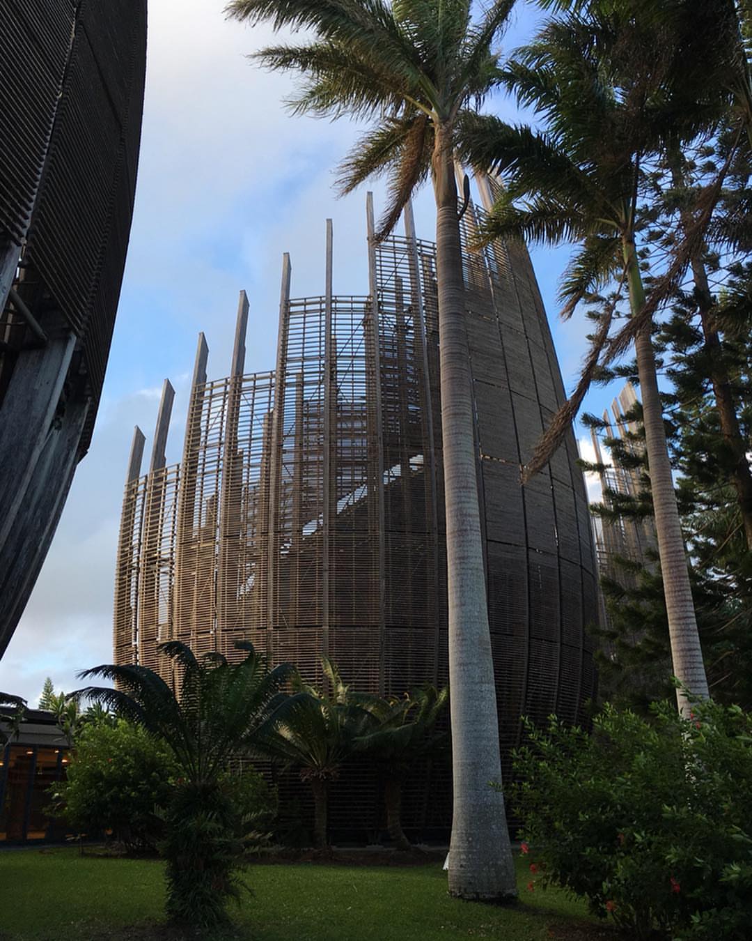 Architecture des cases du Centre culturel Tjibaou protégée par des lames de bois