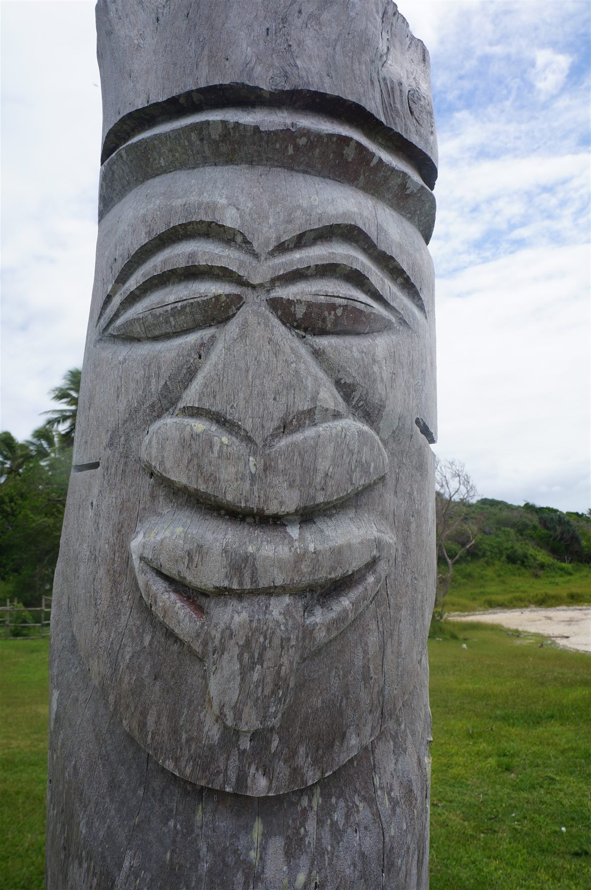 Sculpture kanak en bois dans un paysage naturel